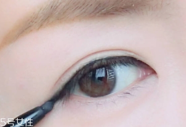 眼線膠筆怎么用？圖解眼線膠筆的畫法