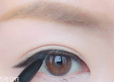 眼線膠筆怎么用？圖解眼線膠筆的畫法
