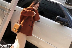 大衣粘毛是料子不好嗎？原來是這個原因