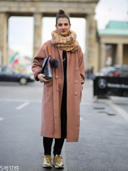 卡其色大衣配什么顏色圍巾？小搭配大心機