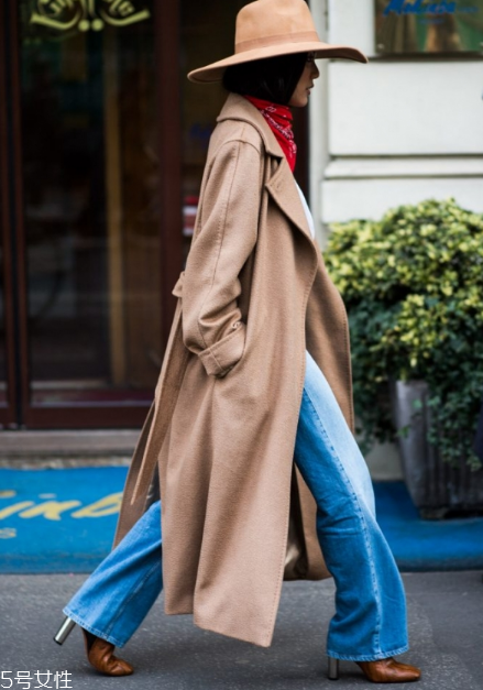 卡其色大衣配什么顏色圍巾？小搭配大心機