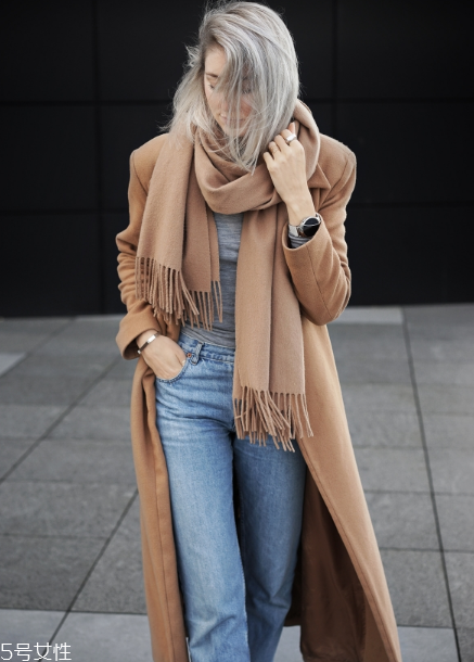 卡其色大衣配什么顏色圍巾？小搭配大心機