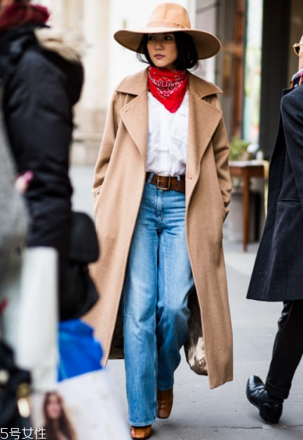 卡其色大衣配什么顏色圍巾？小搭配大心機