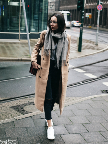 卡其色大衣配什么顏色圍巾？小搭配大心機