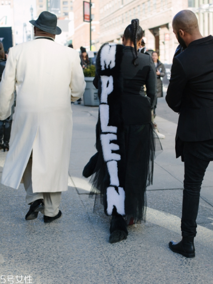 皮草披肩怎么搭配？分分鐘撩倒男神