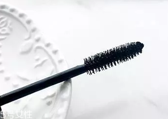 睫毛膏如何避免結(jié)塊？不要z形涂抹