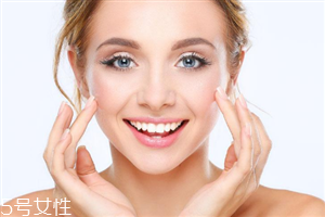 開眼角拆線后怎么清潔眼部？開眼角后可以適當洗臉清潔