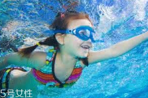 游泳時(shí)為什么尿意更重？心理生理雙重原因