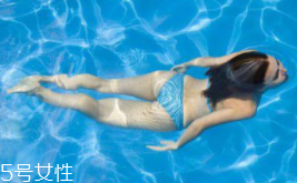 游泳時(shí)為什么尿意更重？心理生理雙重原因