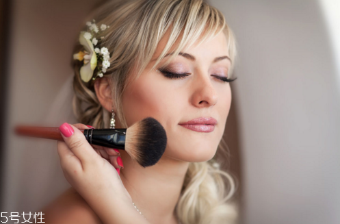 開(kāi)眼角后吃什么好？開(kāi)眼角后三個(gè)月可以化妝