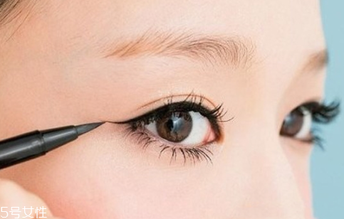 眼線液時(shí)間久變干怎么辦？眼線液筆美麗小貼士