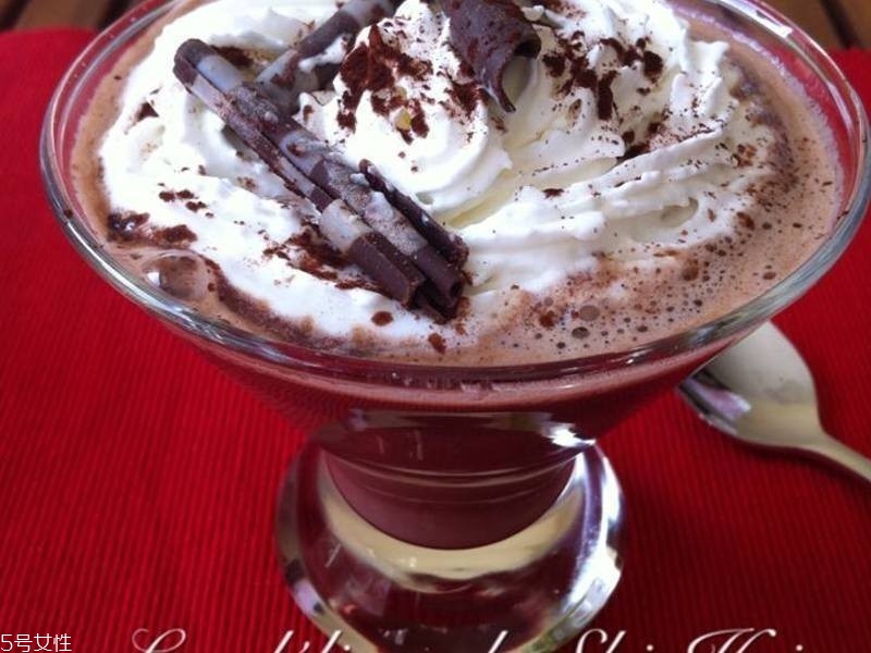 冬天調(diào)什么酒好喝 熱調(diào)酒來暖身 冬天調(diào)什么酒好喝 熱調(diào)酒來暖身