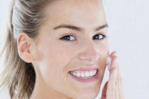 粉底液為什么溶妝？出油稀釋妝容