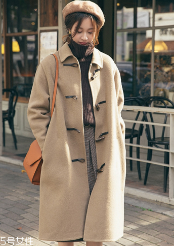 牛角扣大衣配什么褲子？教你穿出最美學(xué)院風(fēng)