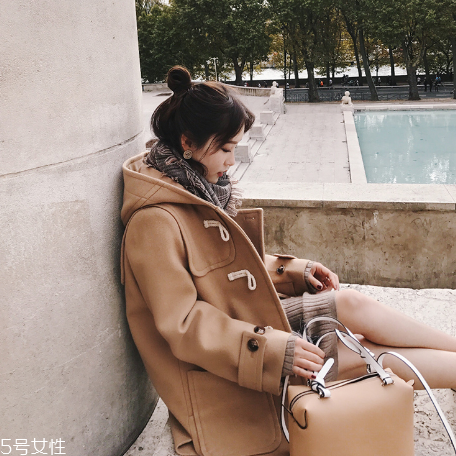 牛角扣大衣配什么褲子？教你穿出最美學(xué)院風(fēng)