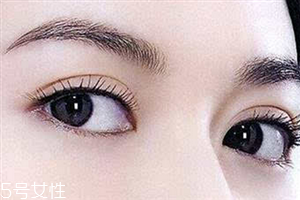 割雙眼皮眼睛腫怎么辦？疤克可以預(yù)防疤痕增生