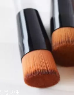 粉底液刷怎么挑選？不用買大牌貨