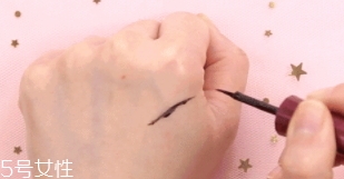 眼線液干了怎么辦？這幾個妙招解決眼線液筆干掉困擾