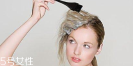 染發(fā)前為什么不能洗頭？洗掉了油脂保護膜