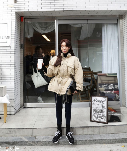 卡其色棉服怎么搭配？盡顯冬日氣質(zhì)范兒