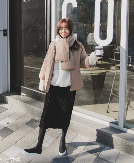 卡其色棉服怎么搭配？盡顯冬日氣質(zhì)范兒