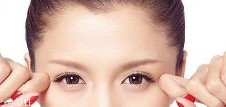 假睫毛是貼在上面還是下面？貼假睫毛的常見錯誤