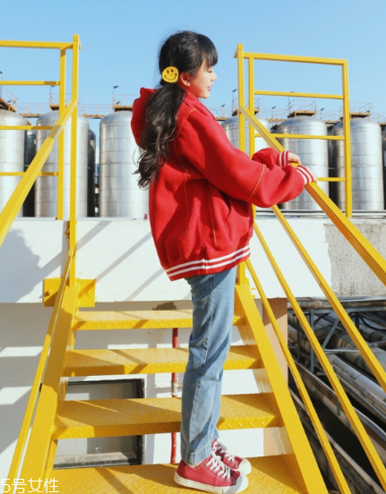 紅色衛(wèi)衣適合什么人穿？紅紅火火過新年