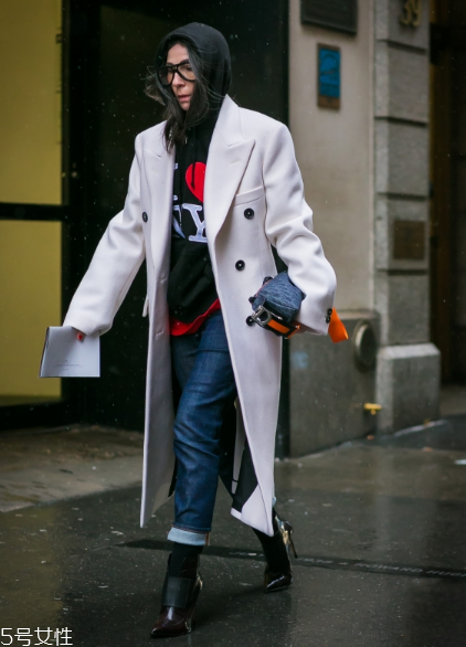 衛(wèi)衣搭配大衣好看嗎？混搭打破嚴肅感