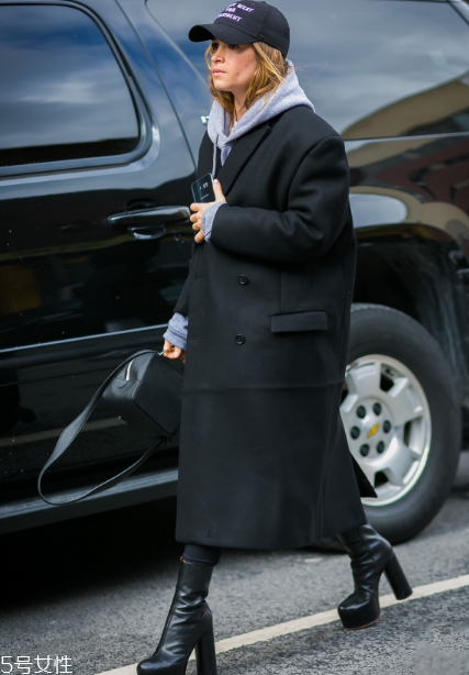 衛(wèi)衣搭配大衣好看嗎？混搭打破嚴肅感