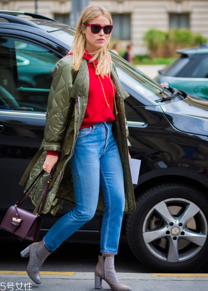 衛(wèi)衣搭配大衣好看嗎？混搭打破嚴肅感