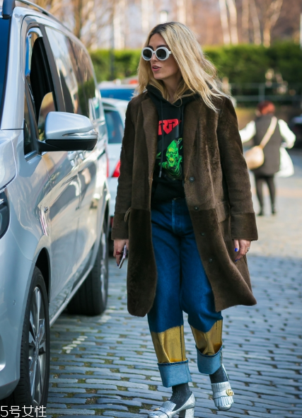 衛(wèi)衣搭配大衣好看嗎？混搭打破嚴肅感