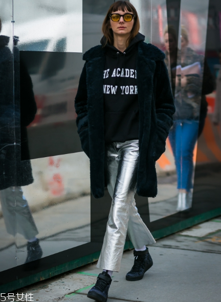 衛(wèi)衣搭配大衣好看嗎？混搭打破嚴肅感