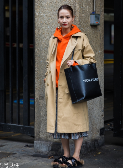 衛(wèi)衣搭配大衣好看嗎？混搭打破嚴肅感