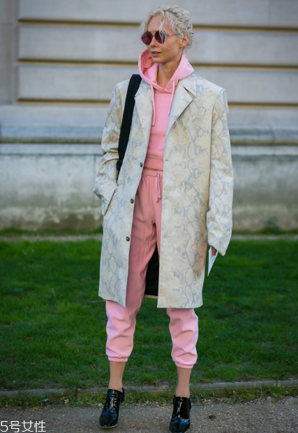 衛(wèi)衣搭配大衣好看嗎？混搭打破嚴肅感