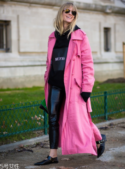 衛(wèi)衣搭配大衣好看嗎？混搭打破嚴肅感