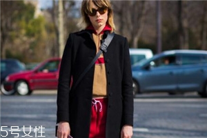 衛(wèi)衣搭配大衣好看嗎？混搭打破嚴肅感