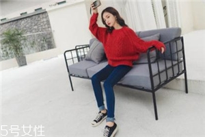 紅色毛衣下面配什么？褲子裙子統(tǒng)統(tǒng)能Hold住