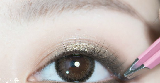 怎么使用單簇假睫毛？睫毛膏和假睫毛的區(qū)別