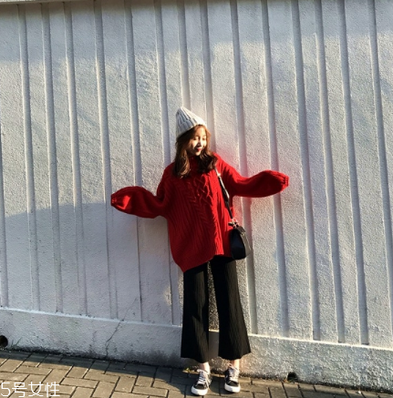 紅色毛衣下面配什么？褲子裙子統(tǒng)統(tǒng)能Hold住