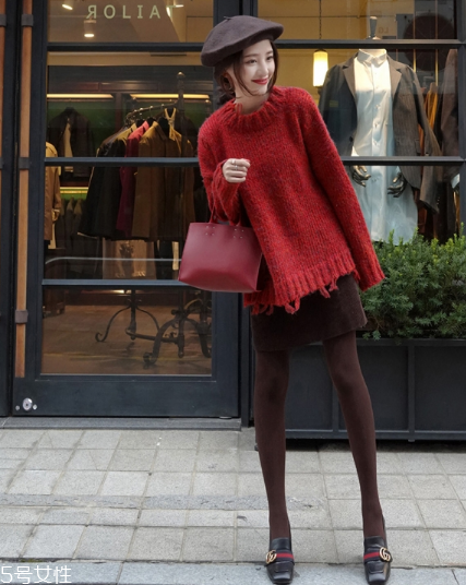 紅色毛衣下面配什么？褲子裙子統(tǒng)統(tǒng)能Hold住