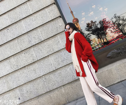 紅色毛衣下面配什么？褲子裙子統(tǒng)統(tǒng)能Hold住