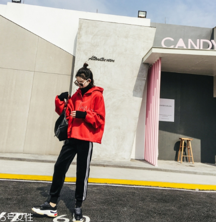 紅色衛(wèi)衣搭配什么鞋子？休閑風(fēng)時(shí)尚風(fēng)都能駕馭