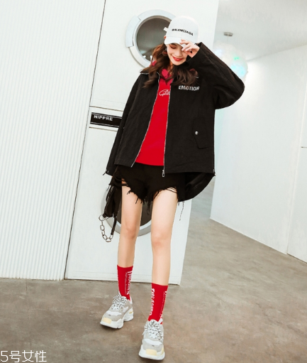 紅色衛(wèi)衣搭配什么鞋子？休閑風(fēng)時(shí)尚風(fēng)都能駕馭