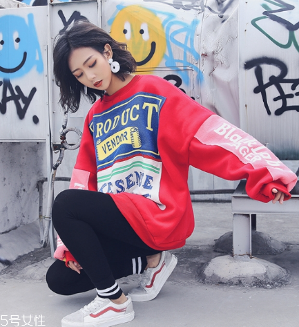 紅色衛(wèi)衣搭配什么鞋子？休閑風(fēng)時(shí)尚風(fēng)都能駕馭