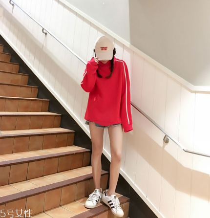 紅色衛(wèi)衣搭配什么鞋子？休閑風(fēng)時(shí)尚風(fēng)都能駕馭
