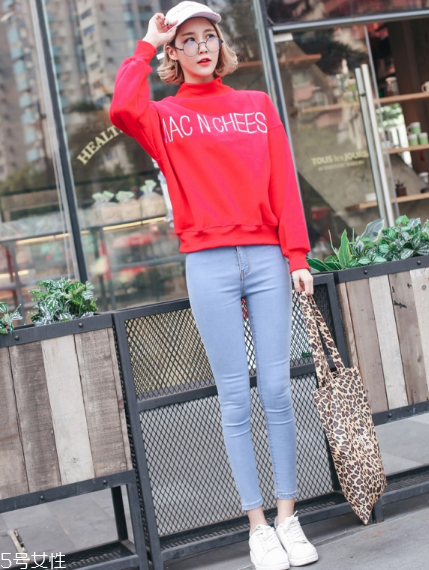 紅色衛(wèi)衣搭配什么鞋子？休閑風(fēng)時(shí)尚風(fēng)都能駕馭