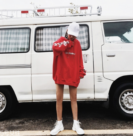 紅色衛(wèi)衣搭配什么鞋子？休閑風(fēng)時(shí)尚風(fēng)都能駕馭