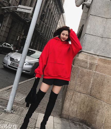 紅色衛(wèi)衣搭配什么鞋子？休閑風(fēng)時(shí)尚風(fēng)都能駕馭