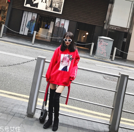 紅色衛(wèi)衣搭配什么鞋子？休閑風(fēng)時(shí)尚風(fēng)都能駕馭