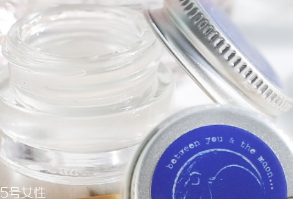 眼部凝膠和眼霜哪個(gè)好？眼部凝膠和眼霜不僅是質(zhì)地區(qū)別